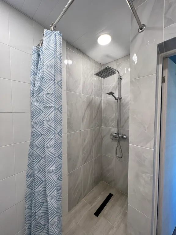 Большой коттедж с камином на просторном участке по Новой Риге