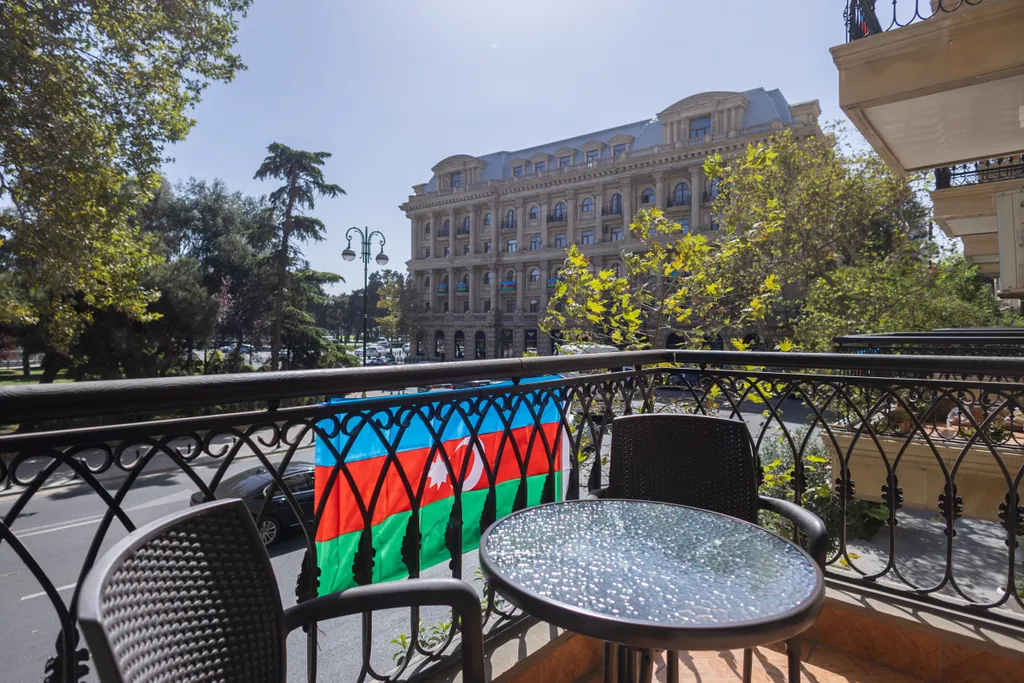 Квартира с видом на бульвар в центре города