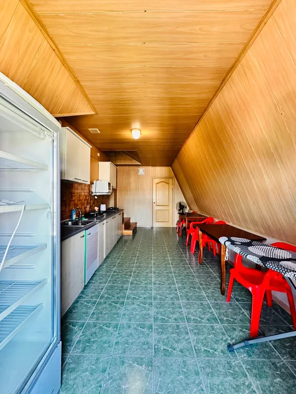 Уютная комната на мансарде с видом на море