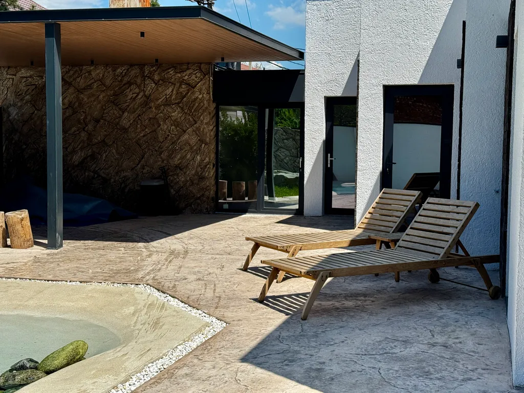 Дом в тихом месте, со своим минипляжем