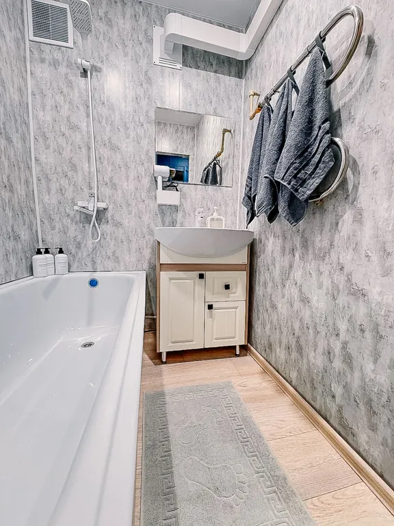 Свежая трешка с раздельными комнатами в тихом районе города