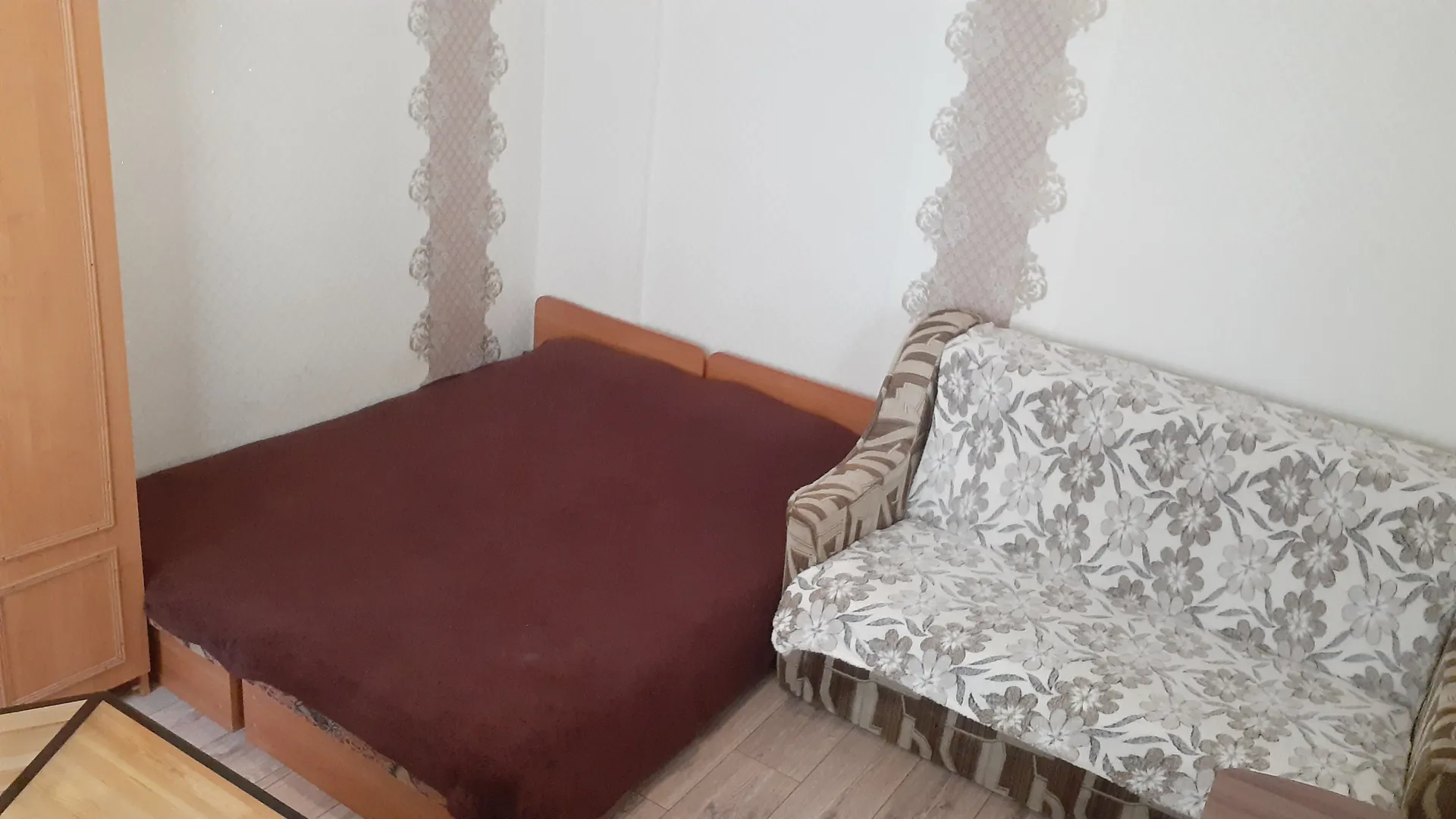 Зал. Двуспальная кровать (две односпальные вместе) и раскладной полуторный диван