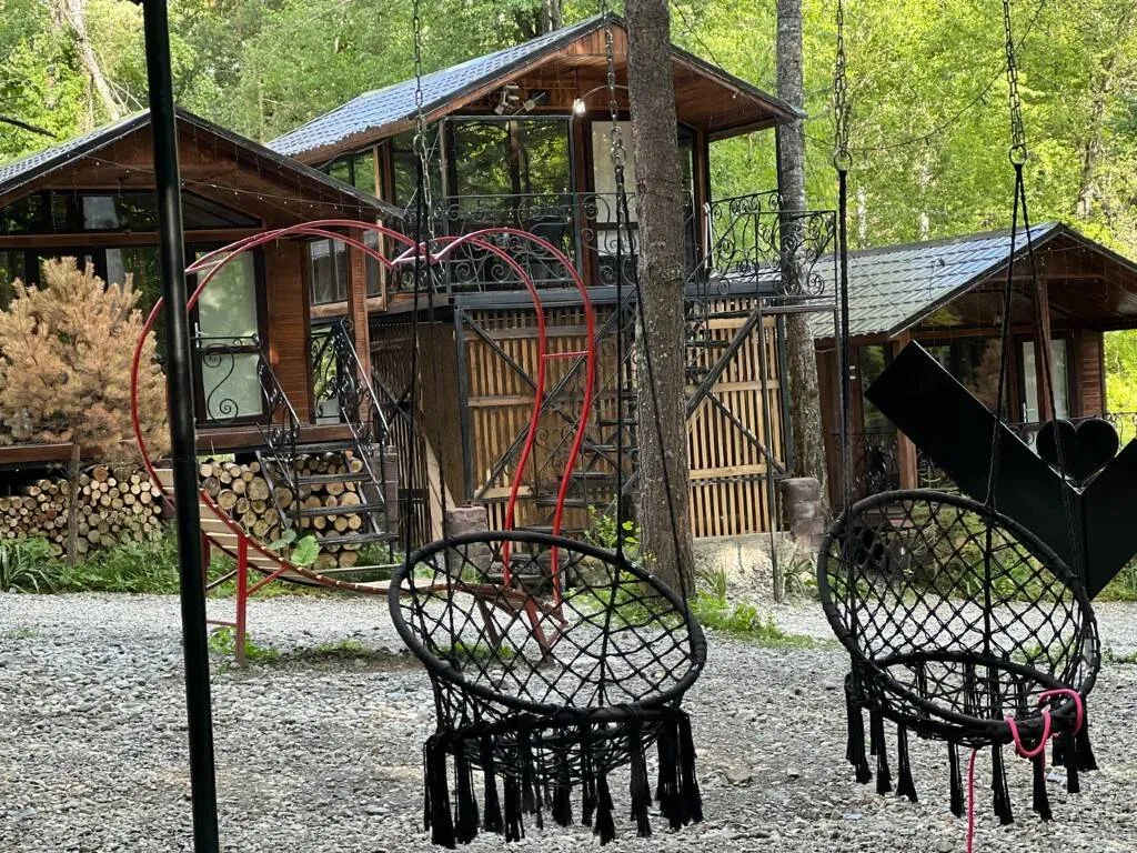 Уютный домик в чаще леса