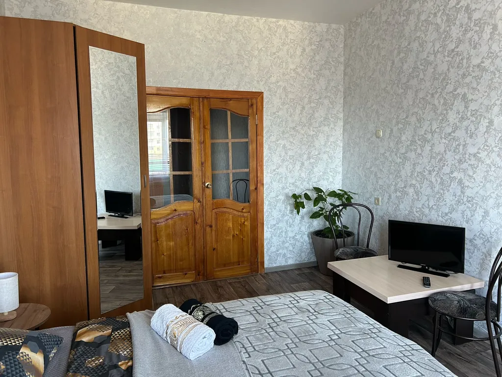 Квартира расположена у РЖД вокзала, до дома -10 -15 минут идти