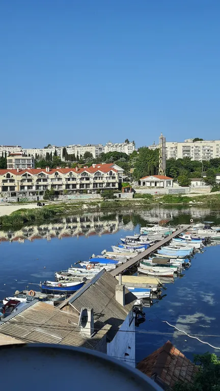 Студия на причале с видом на яхты  и чаек