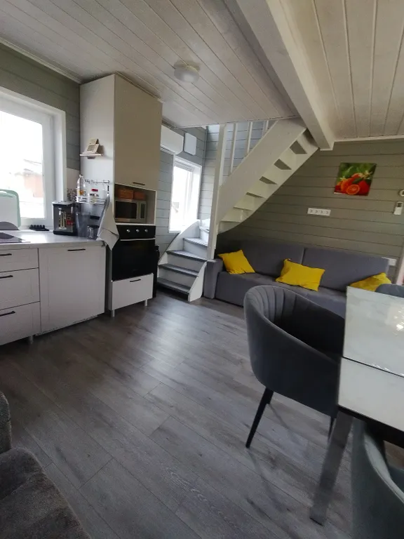 Уютный дом с беседкой на берегу озера