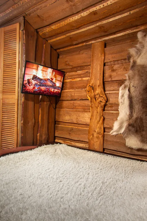 Шале на берегу реки с баней и горячей купелью