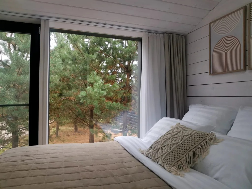 Панорамный дом в окружении леса на берегу водохранилища