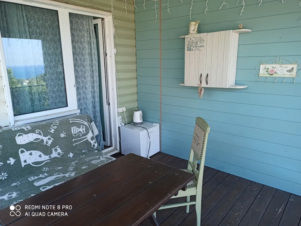 Комната с балконом и видом на море