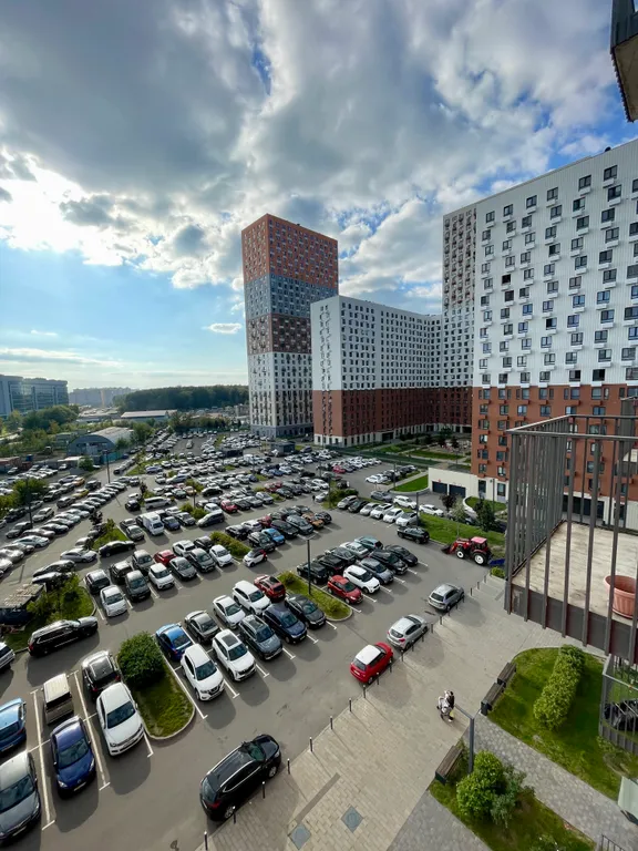 Хороший вид, парк и метро в шаговой доступности.