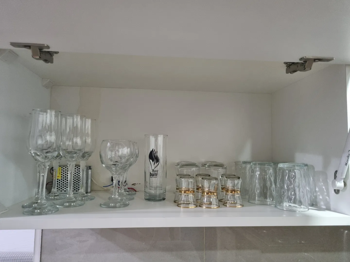 Имееться бокалы стаканы разного рода.