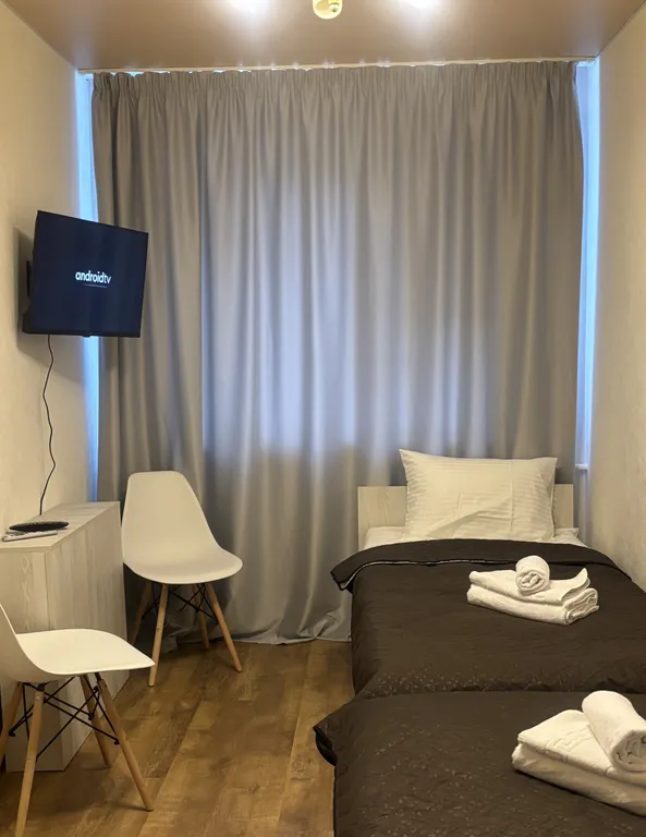 Комната в квартире с двумя односпальными кроватями