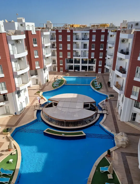 Уютная студия в тихом районе с бассейном и спортзалом в Хургаде