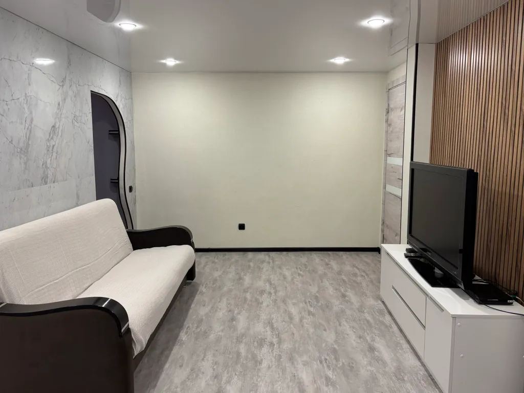 Просторная еврoдвушкa с светлой куxнeй-гocтинoй