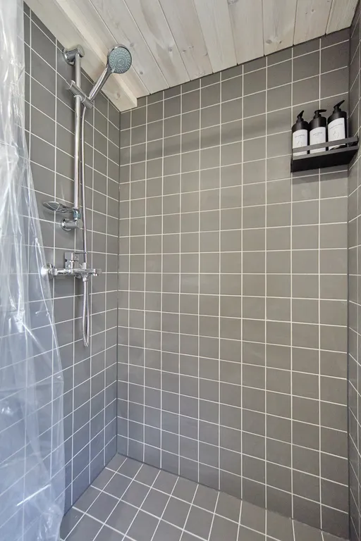 Домик с чаном на берегу озера