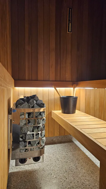 Дом на скале в окружении леса