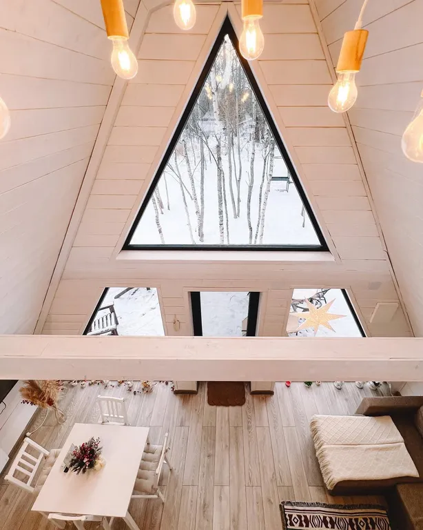 Уютный треугольный домик, качественный сервис и природа ждут вас