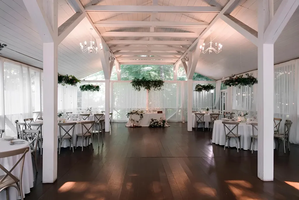 Белоснежная веранда и усадьба