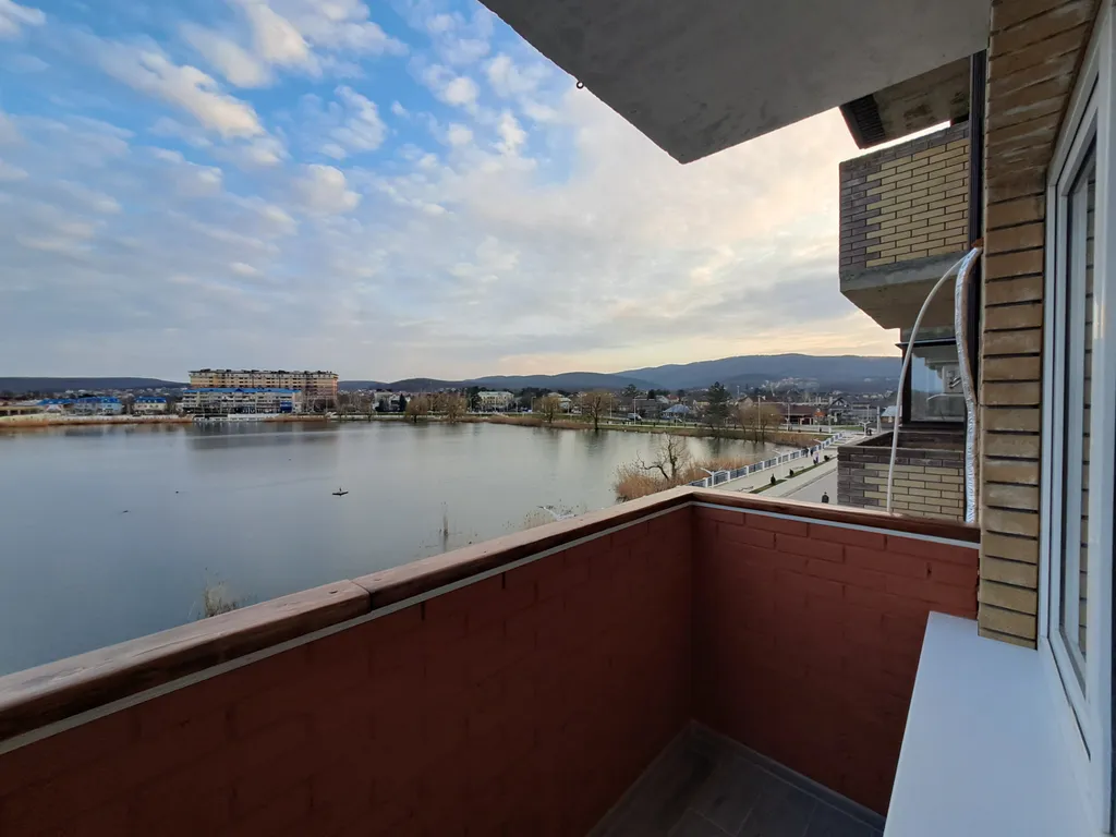 Квартира Светлая, комфортная,  квартира в городском парке с видом на озеро. — Горячий Ключ