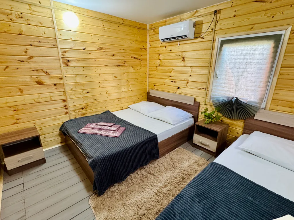 Домик 4-х местный 2-х комнатный с кухней