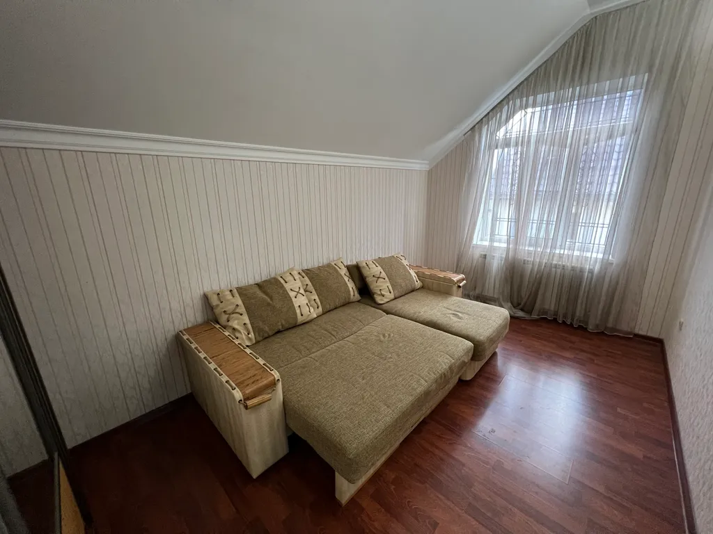 Большой дом в 10 метрах от моря