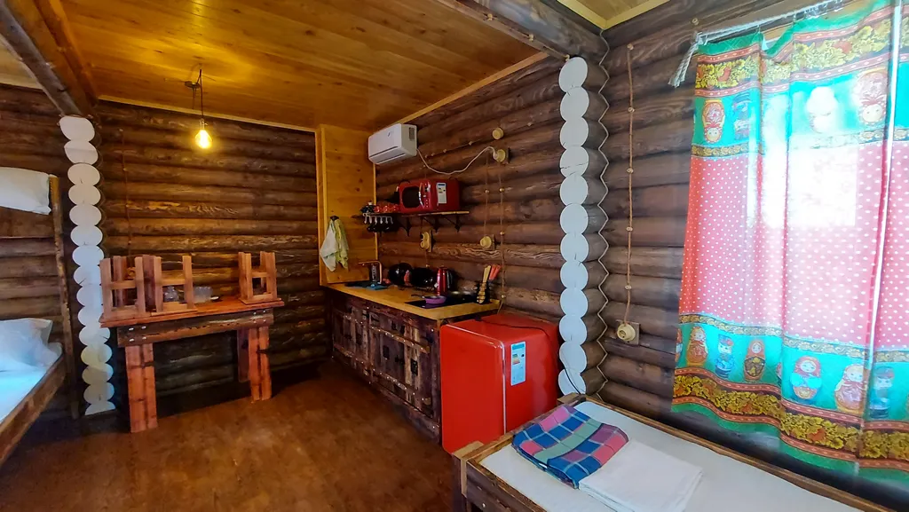 Сруб большой возле большого бассейна