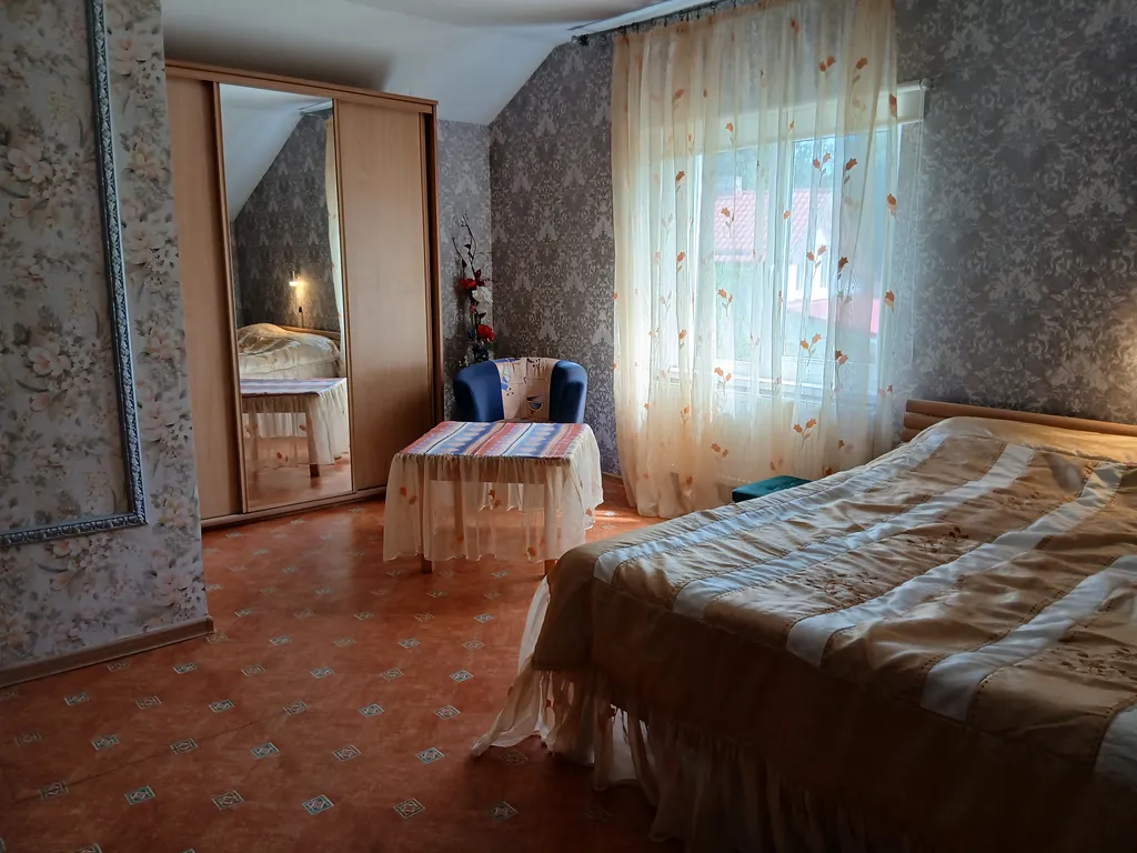 Дом находится на частной территории, есть стоянка автомобильная