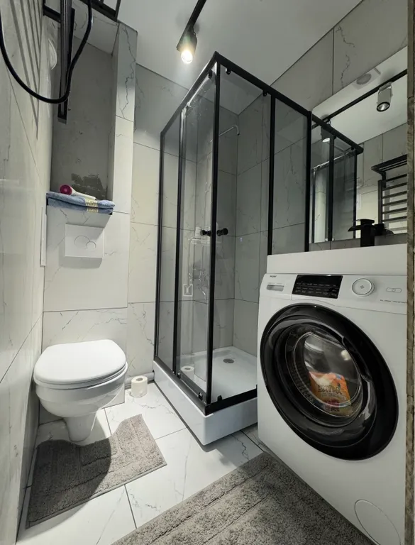 Новый дом в центре города. Елка и сервировка есть