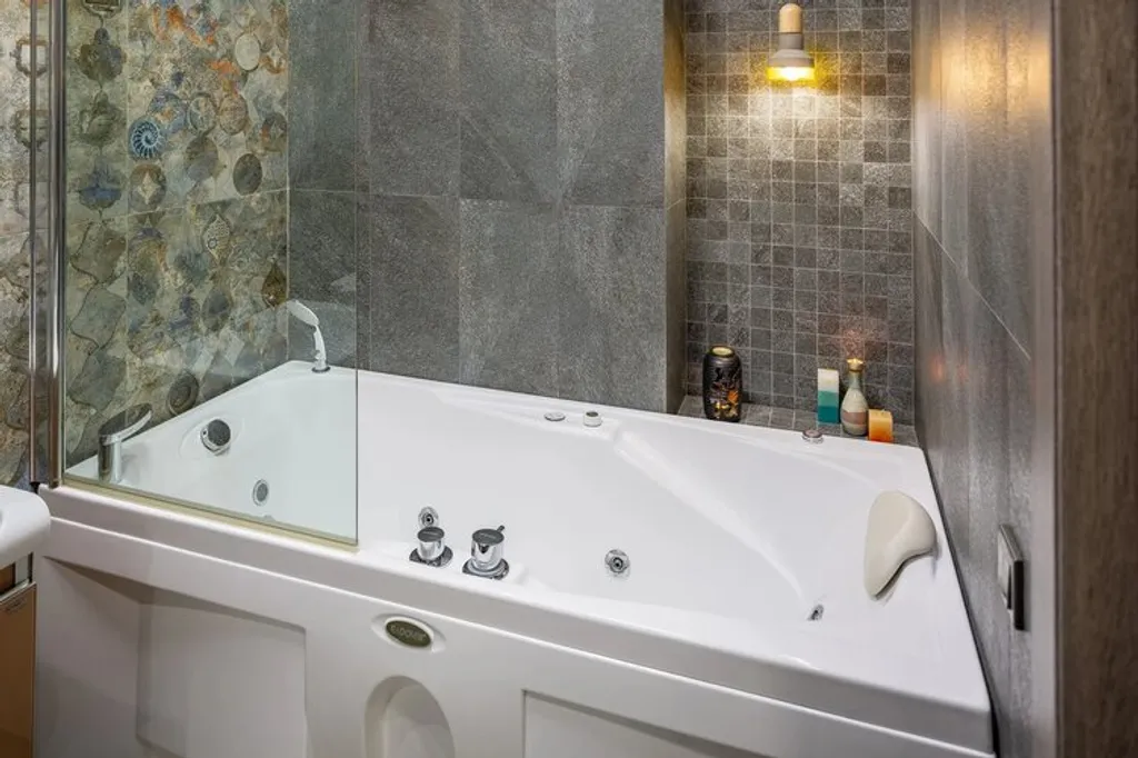 Квартира на набережной с панорамным видом, авторский интерьер, джакузи