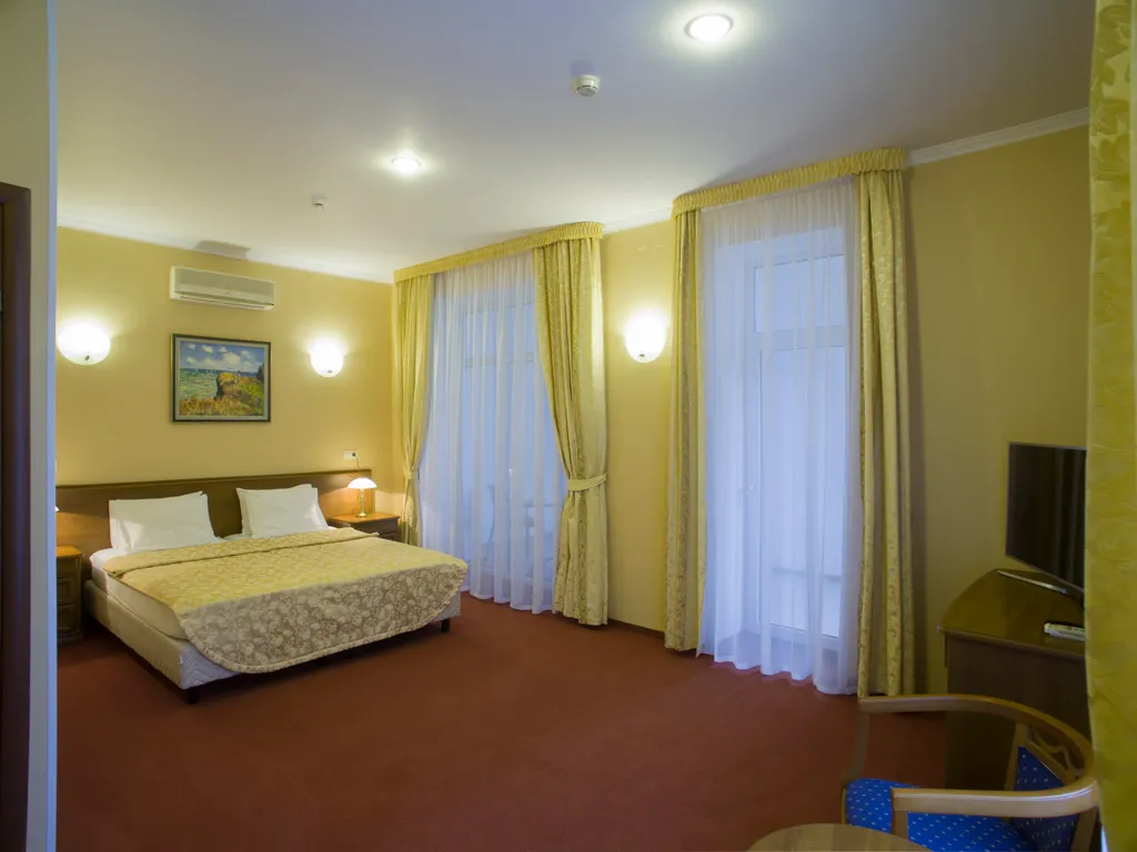 Простые покои с балконом