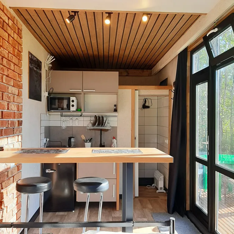 Уютный домик-студия на склоне холма у реки