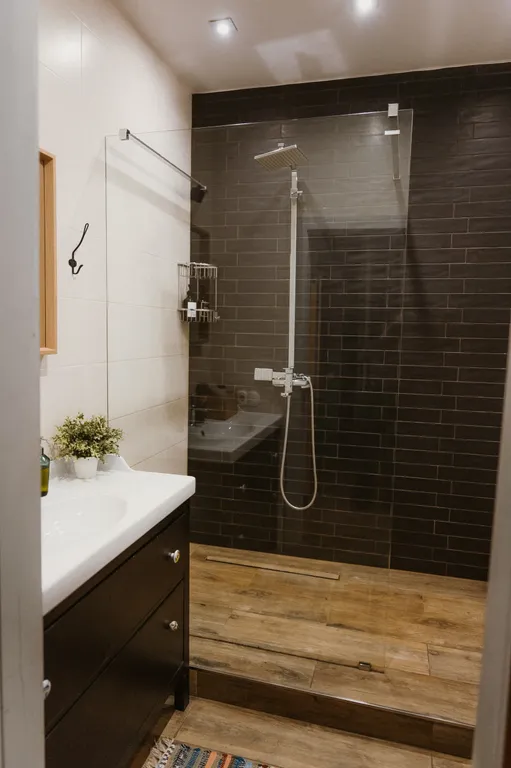 Дизайнерские апартаменты с панорамными окнами под крышей