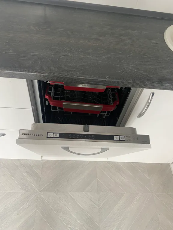 Хорошая, светлая  квартира в современном районе на берегу озера