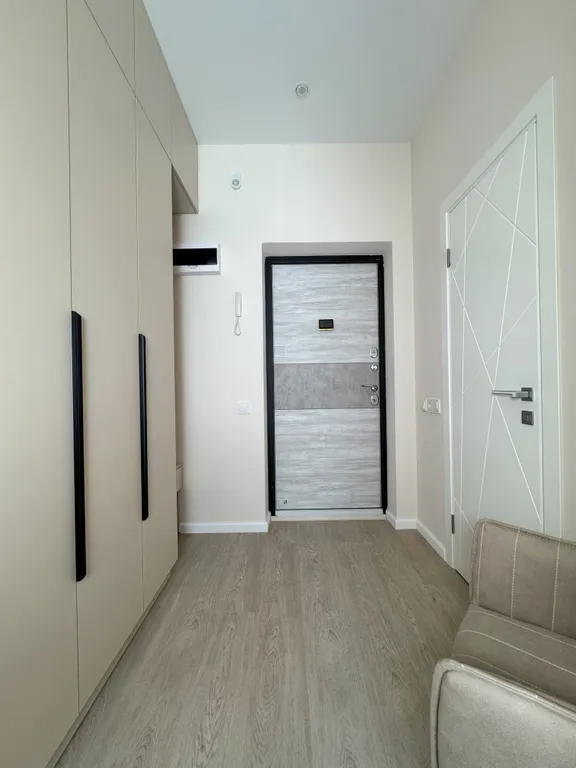 Яркая студия с видом на море