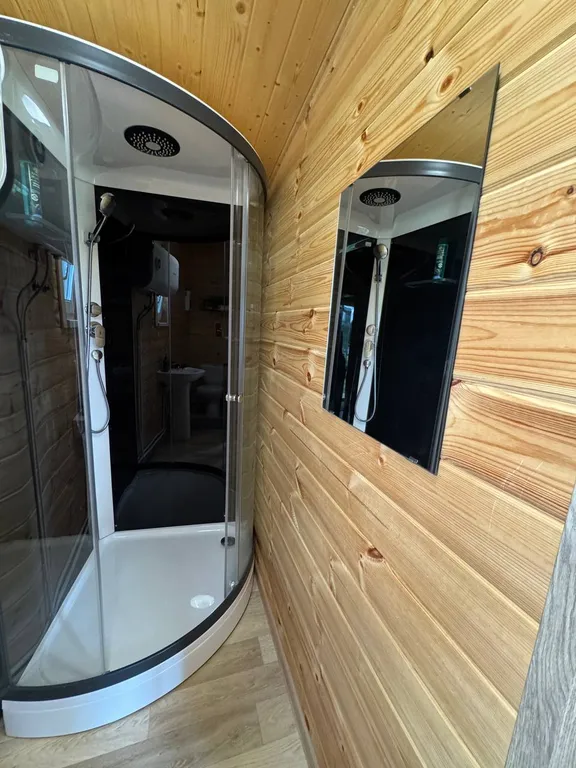 Домик в живописном месте на берегу