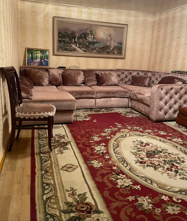 Комната с диваном