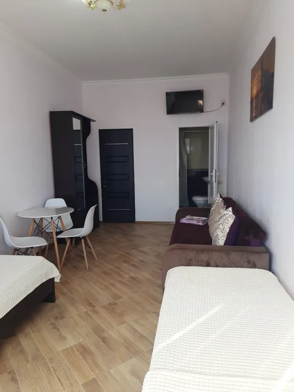 Уютная комната с видом на море