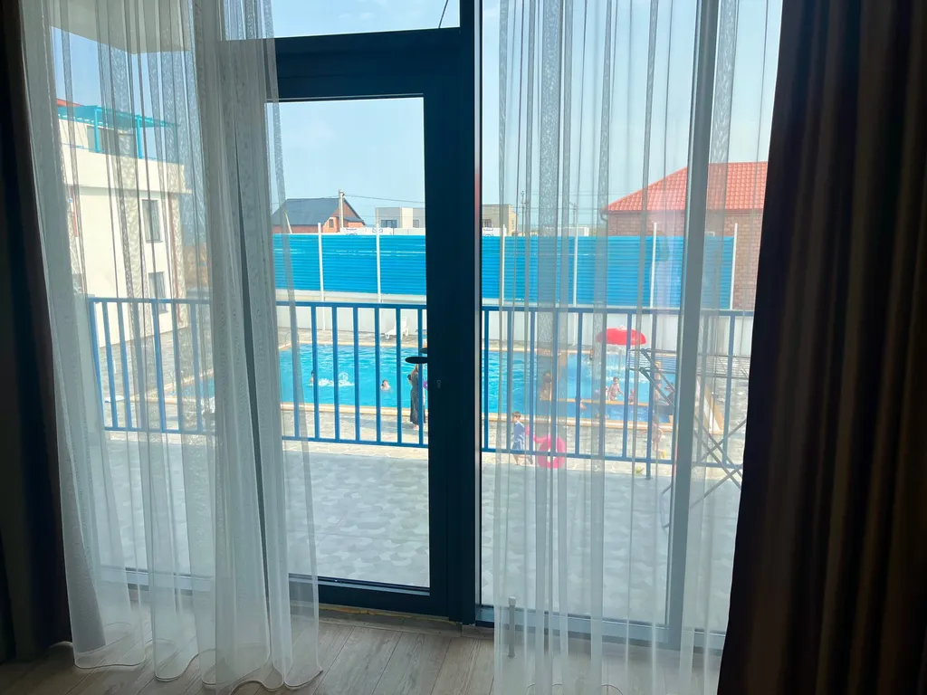 Двухуровневый полулюкс с зоной отдыха на крыше и видом на бассейн