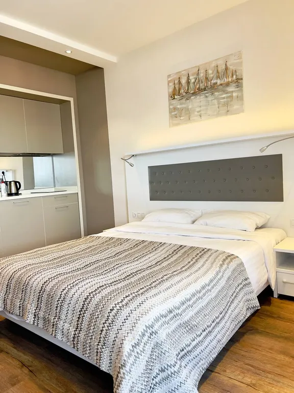 Alliance Palace, вид на старый город, море и горы