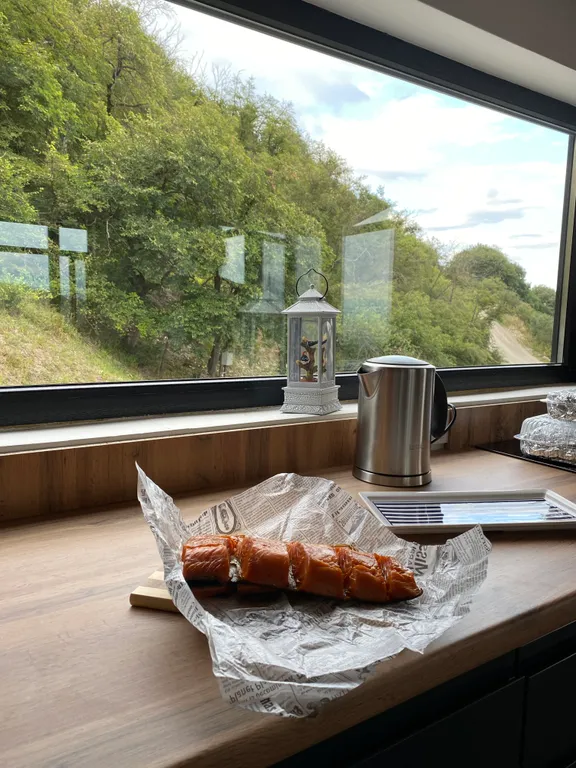 Домик на холме с видом на лес и горы