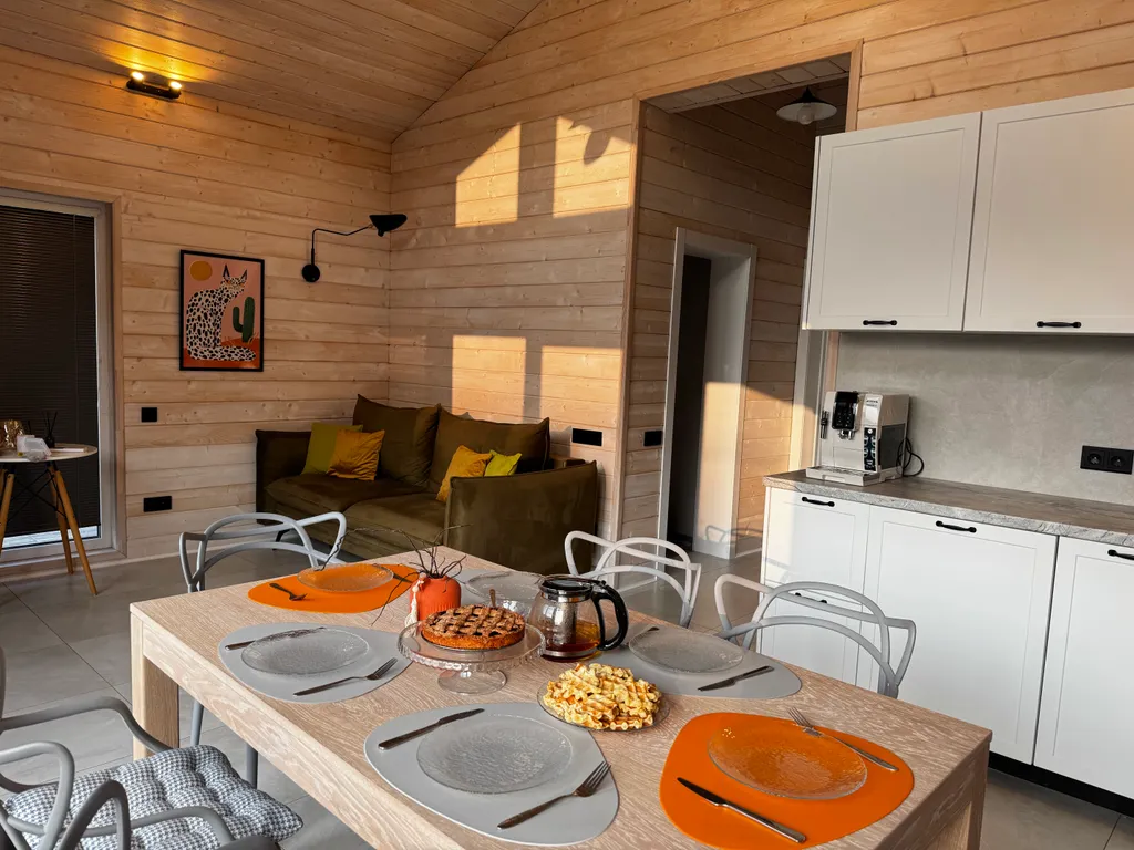 Дом на берегу озера и моря