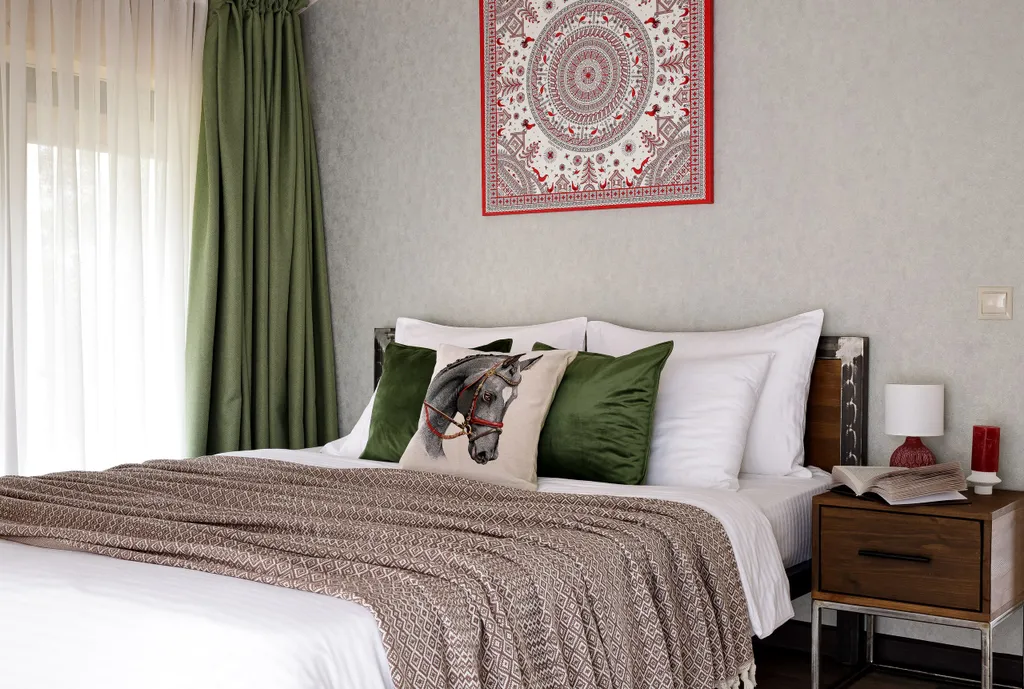 Эко-коттедж в русском стиле с панорамными окнами и террасой в лес