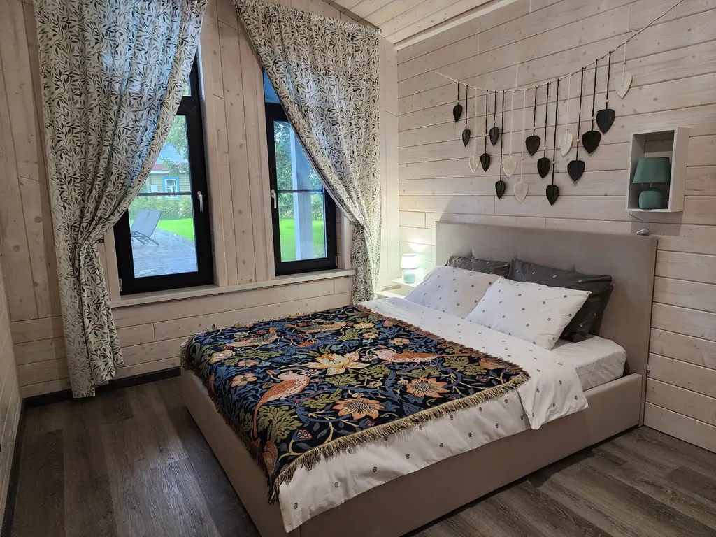 Дом с бассейном, в деревне