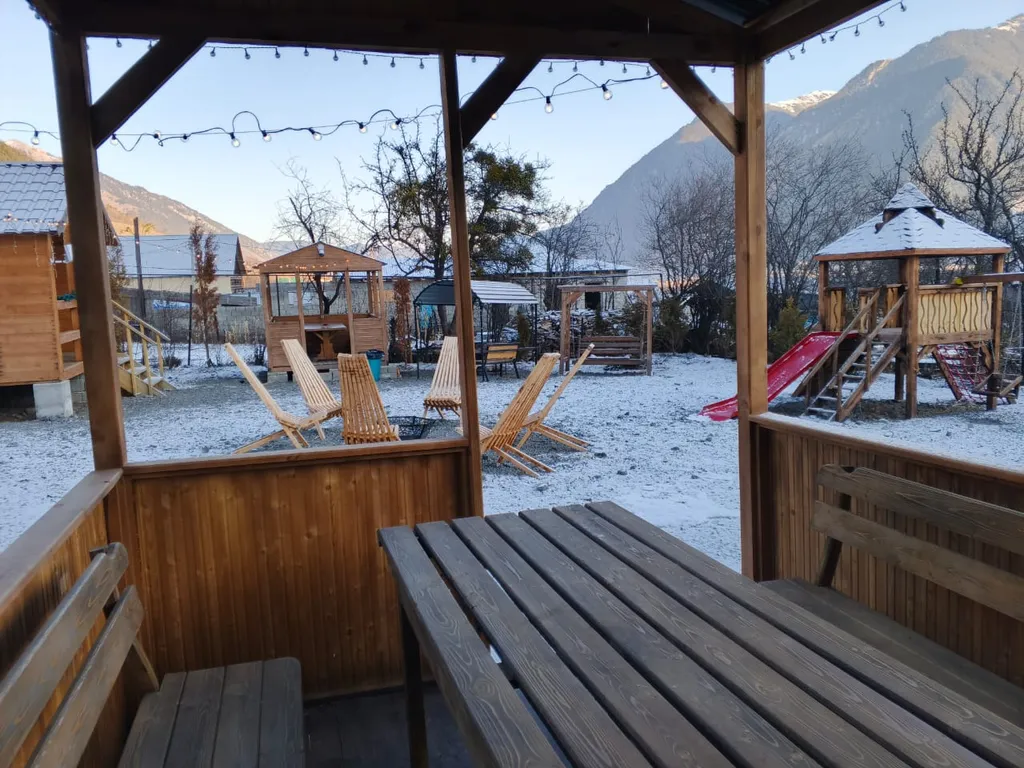 Барнхаус с видом из панорамных окон на красивый пейзаж Домбайских гор