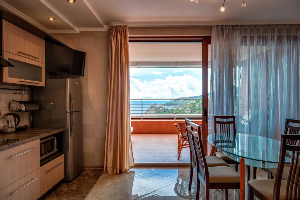 Трехкомнатная квартира с видом на море и горы — аренда посуточно в Гурзуф