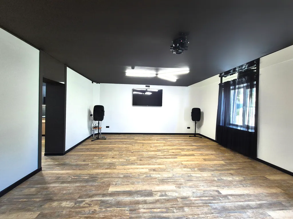 Дом с баней и бассейном