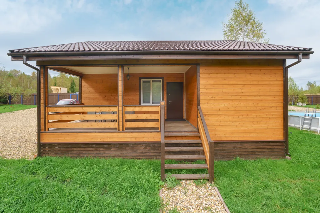 Новый загородный дом у реки с баней и бассейном