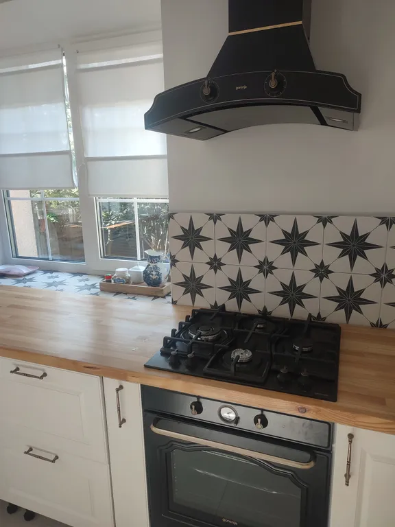 Дом с камином, красивой беседкой  большой территорией недалеко от моря