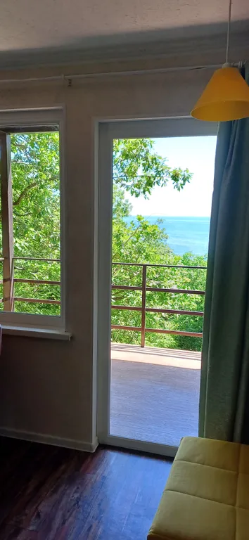 Уютная комната в доме Остановка Море с видом на море и лес
