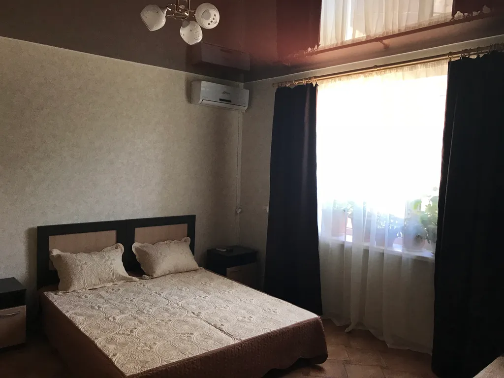 Номер с видом на море, горы и поселок